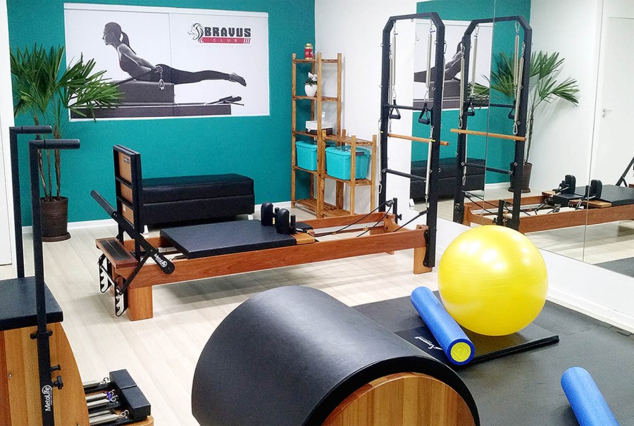 Studio de Pilates Bravus Club com aparelhos, bola, chair, reformer